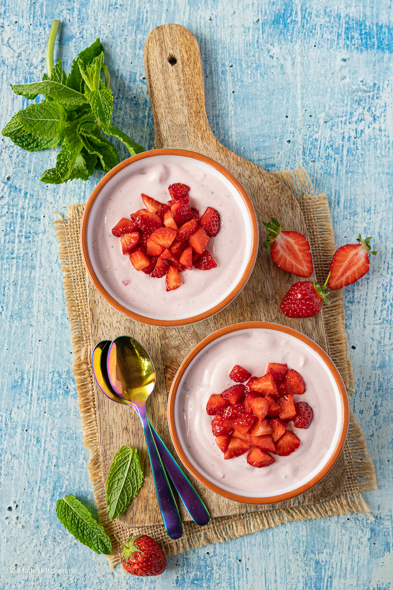 Quarkspeise mit frischen Erdbeeren.