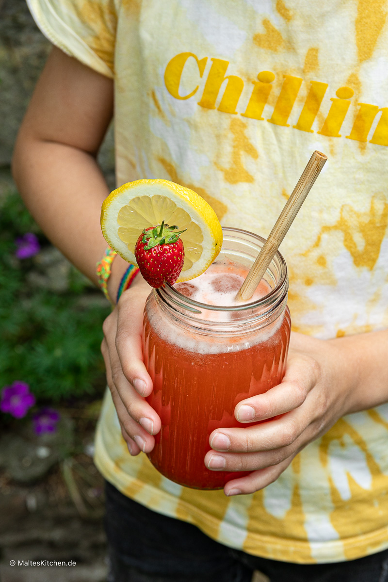 Die Erdbeerlimonado schmeckt auch den Kindern.