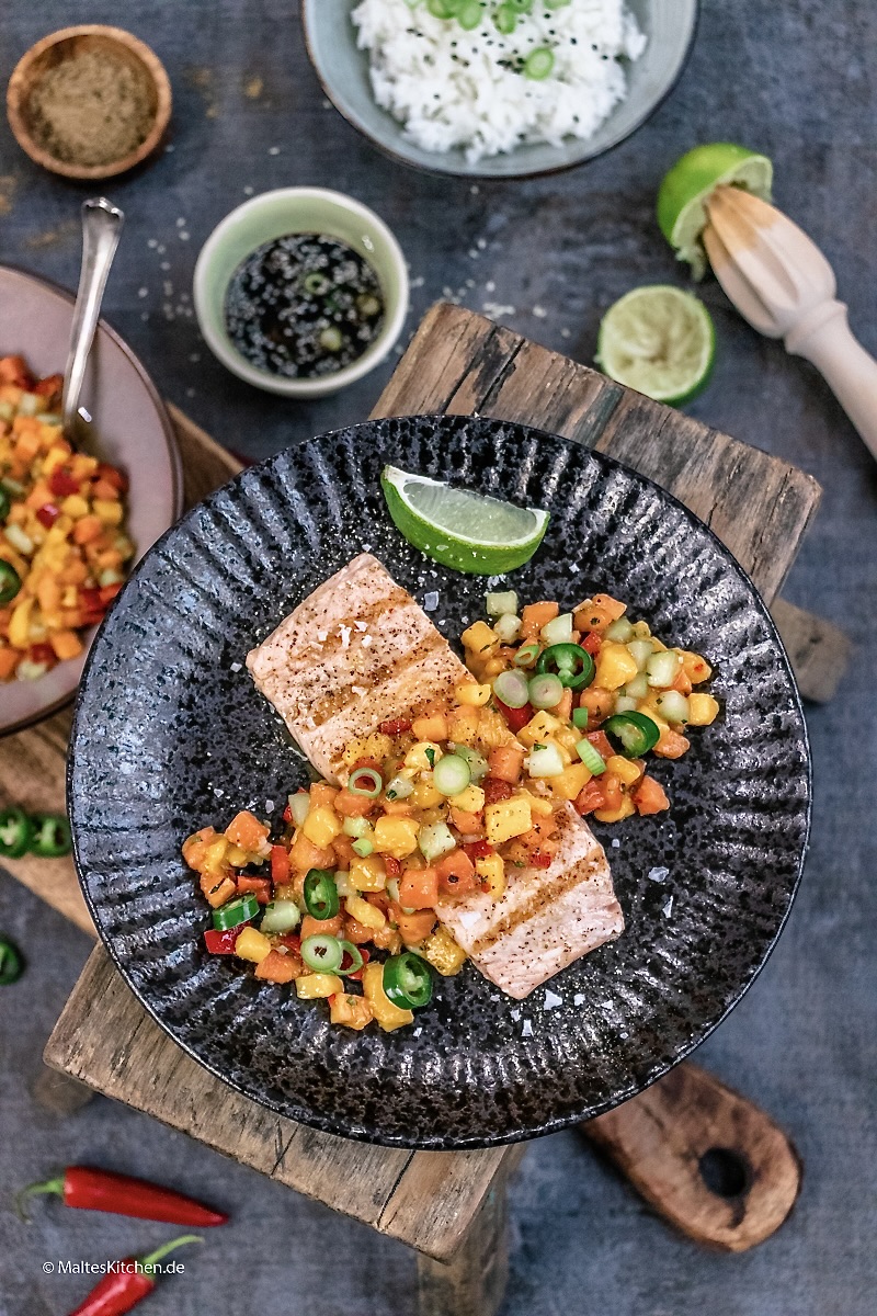 Saftig gegrillter Lachs mit Papaya-Mango-Salsa