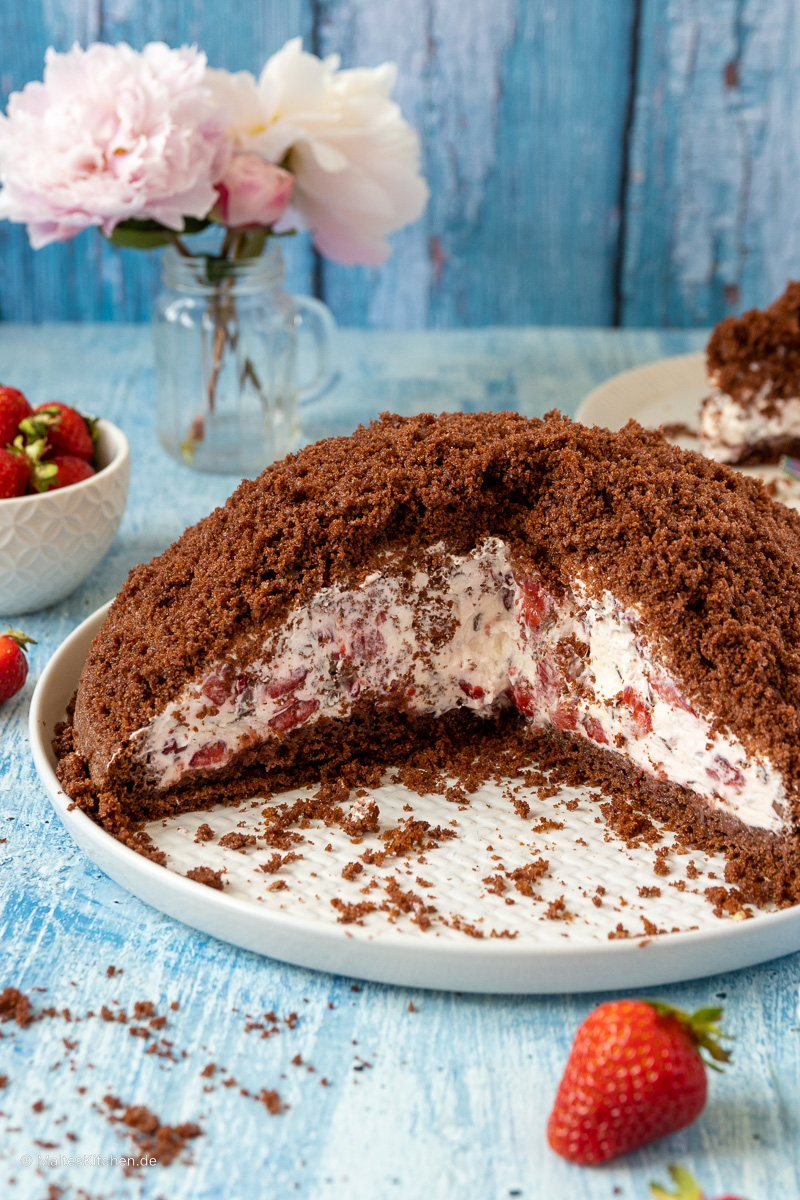 Maulwurfkuchen mit Erdbeeren
