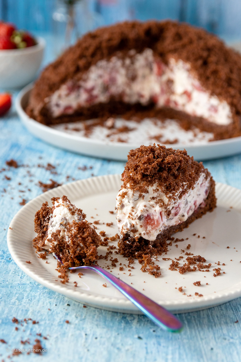 Cremig und lecker. Der Maulwurfkuchen mit Erdbeeren.