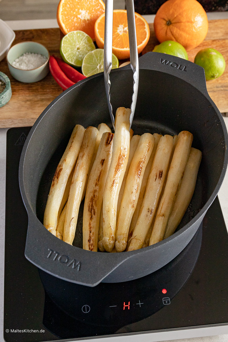 Ofenspargel im Bräter angebraten.
