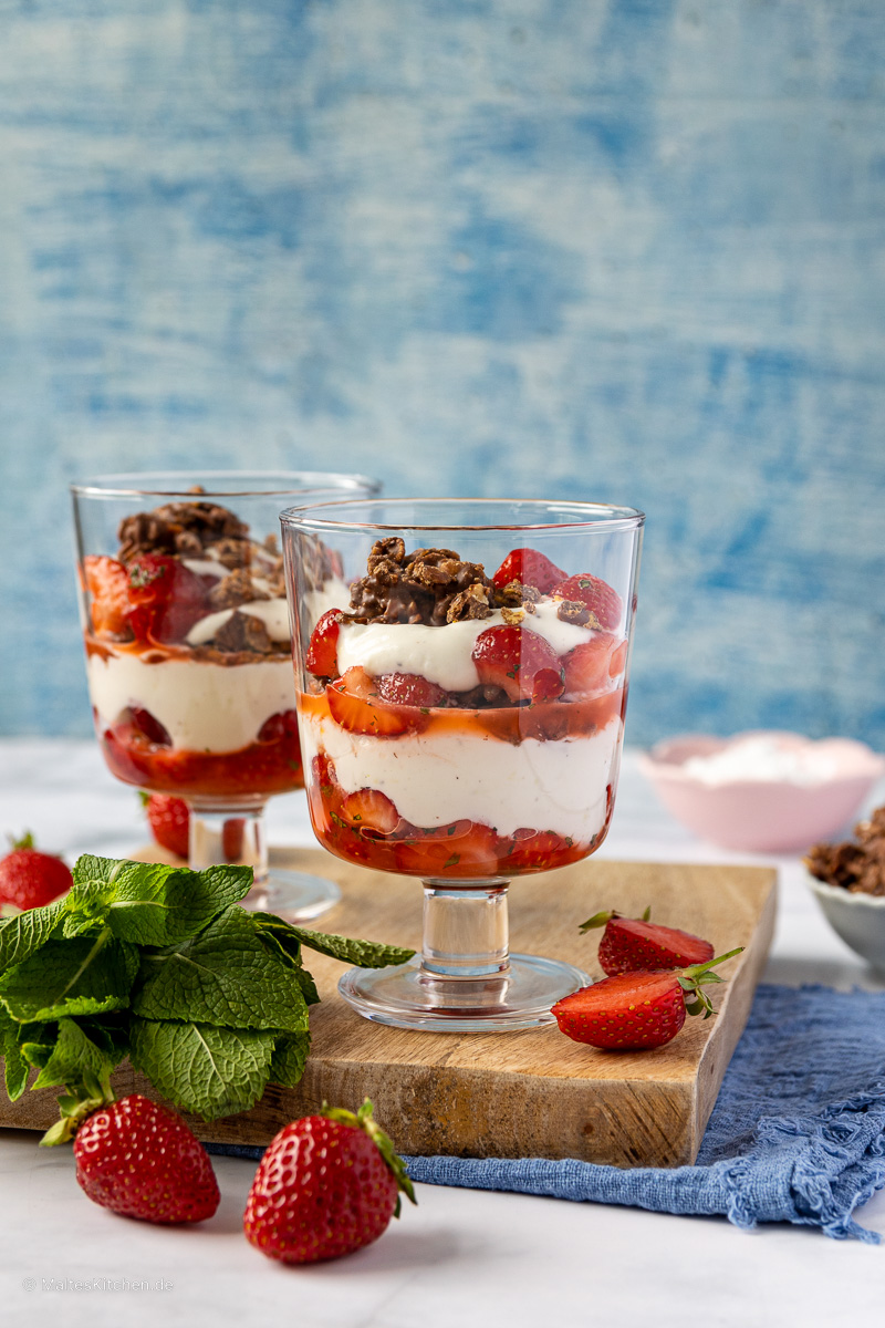 Einfaches und leckeres Dessert mit Erdbeeren.