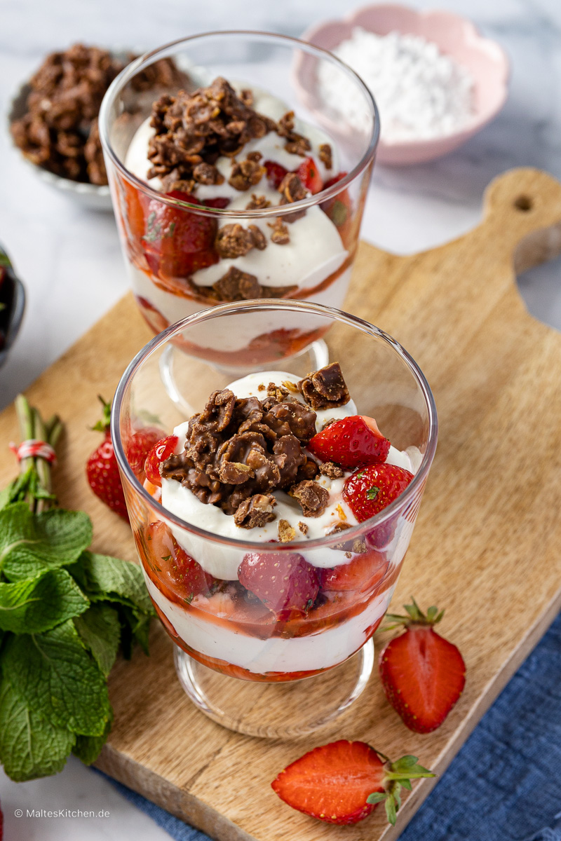 Vanillecreme mit Erdbeeren und Choco Crossies.