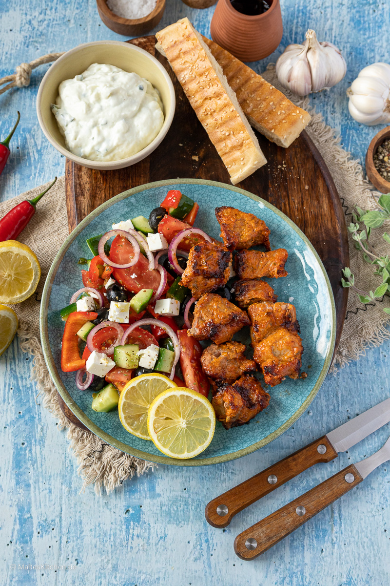 Grillspieße mit Schweinefleisch und Salat.