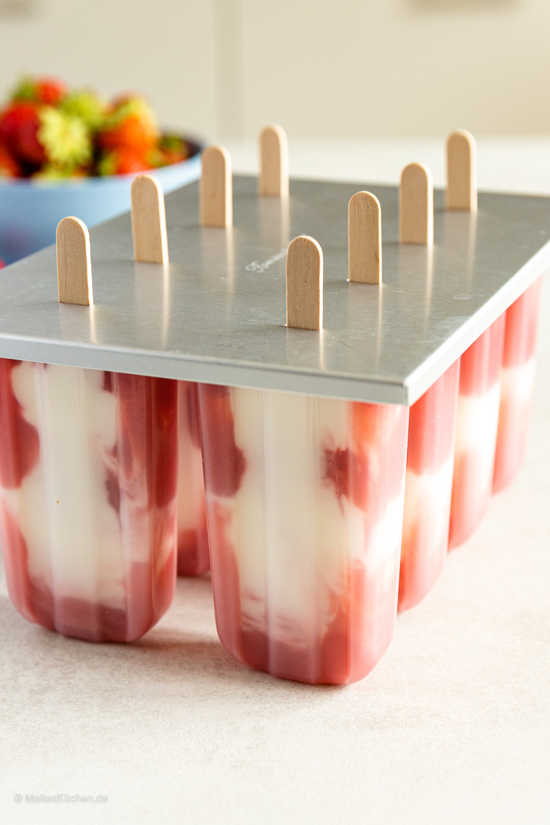 Leckeres Eis am Stiel mit Erdbeeren.