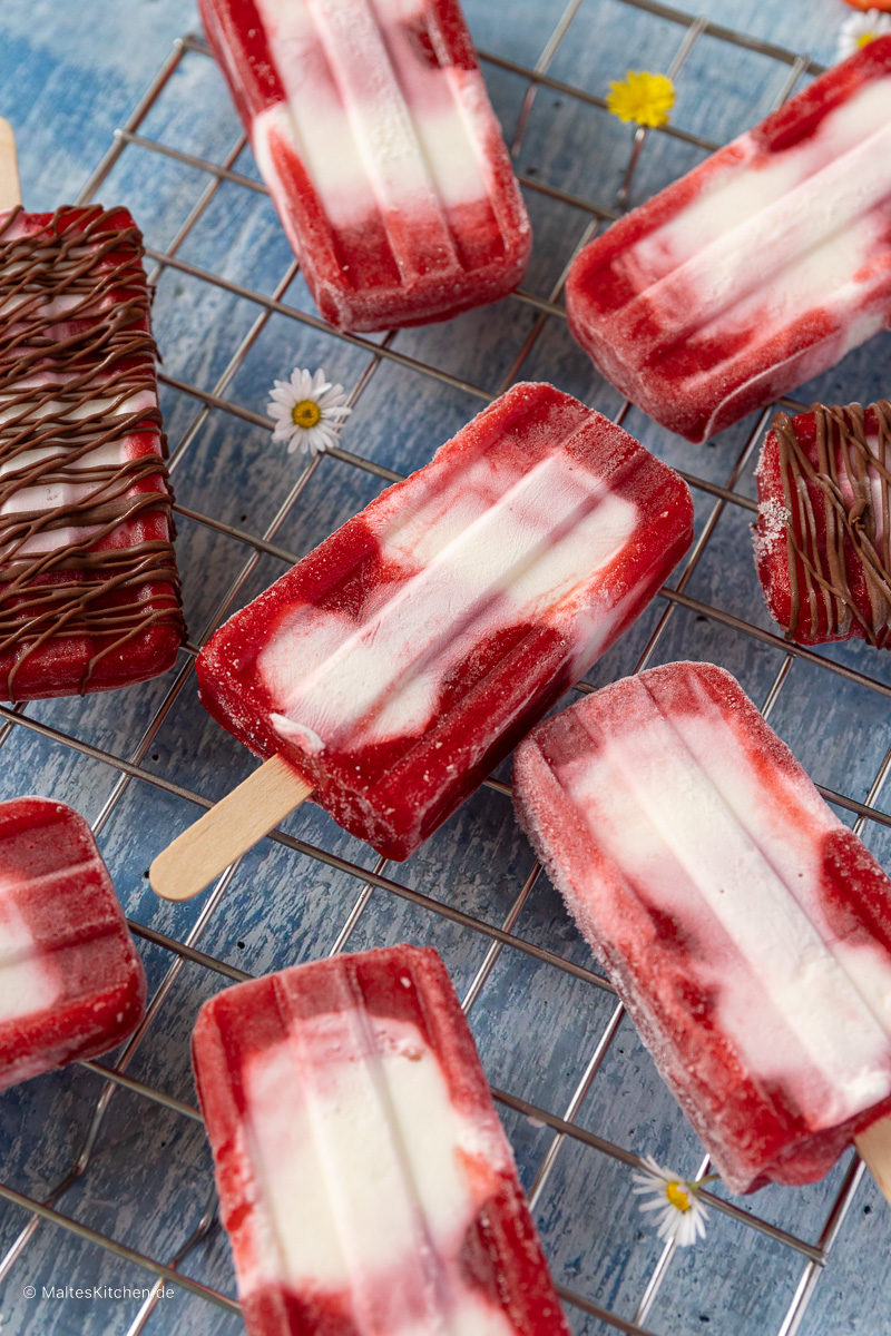 Eis am Stiel mit Erdbeeren und Joghurt.
