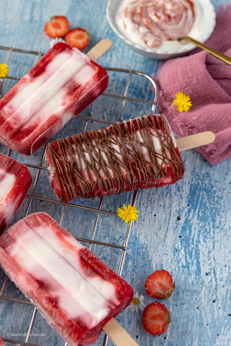 Leckeres selbstgerechtes Eis mit Erdbeeren, Joghurt und Schokolade.