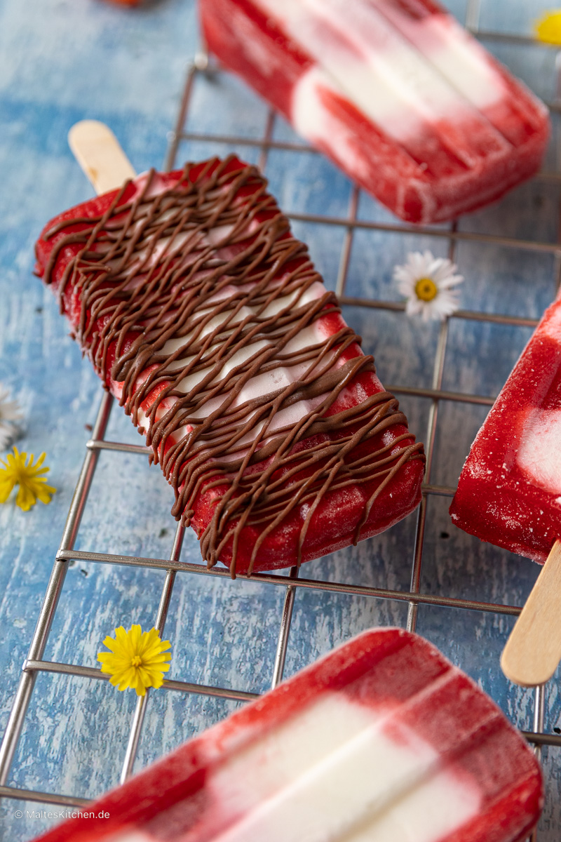 Selbstgemachtes Eis am Steil mit Schokolade.