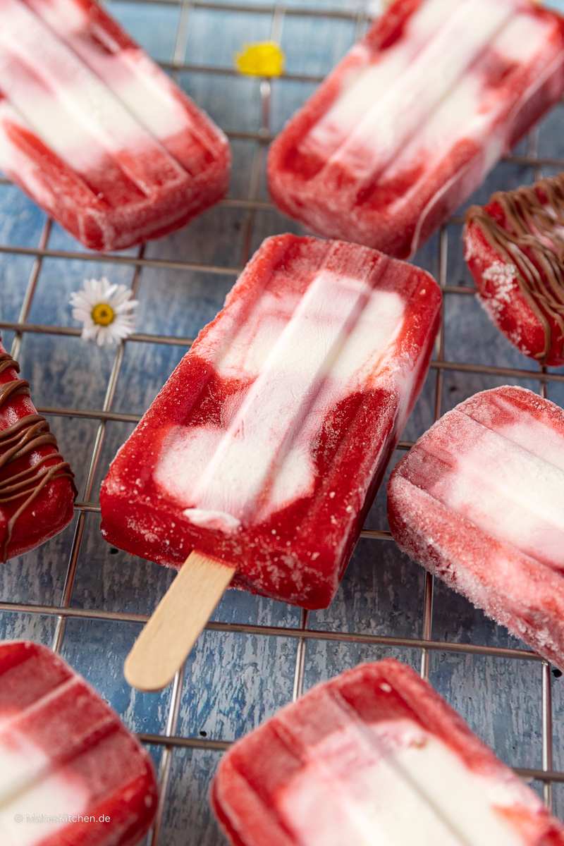 Erdbeeren Eis am Stiel selbstgemacht.