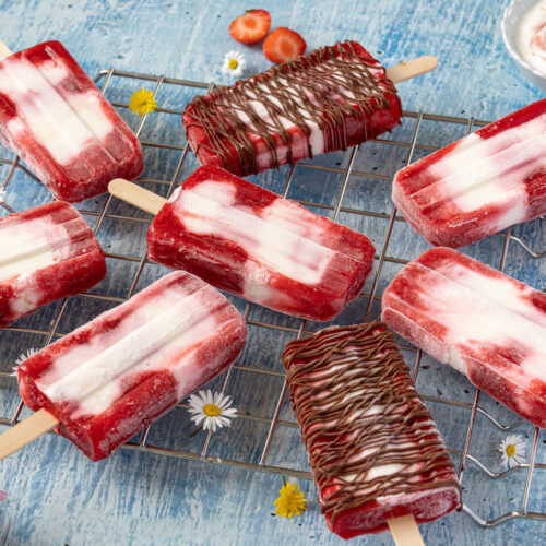 Selbstgemachtes Joghurt Erdbeeren Eis am Stiel
