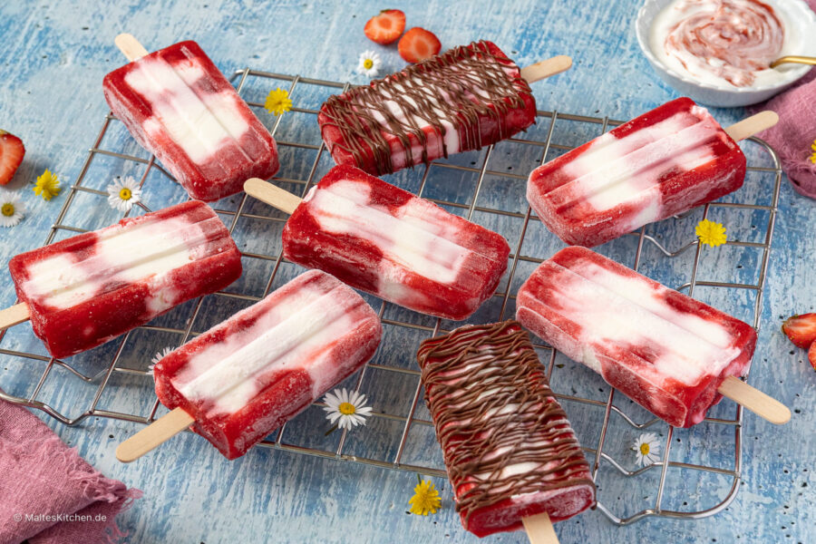 Selbstgemachtes Joghurt Erdbeeren Eis am Stiel
