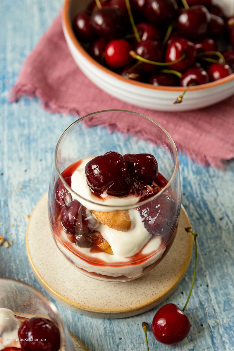 Kirsch Dessert mit Amaretto und Biskuit.