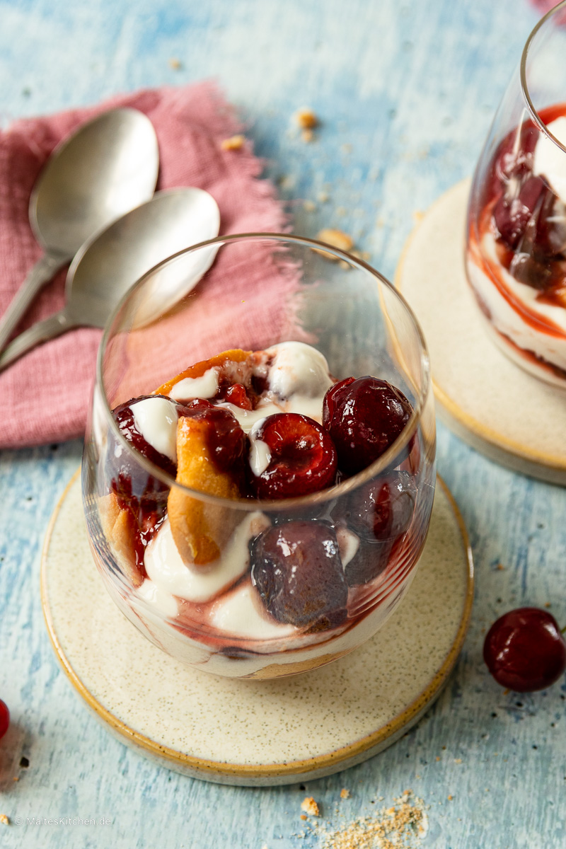 Eine Blitz-Dessert mit Kirschen.