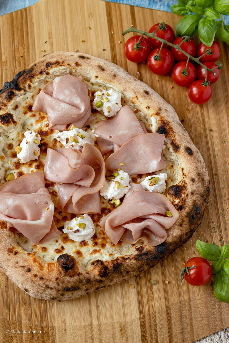 Pizza Mortadelle mit Pistazien und Ricotta.