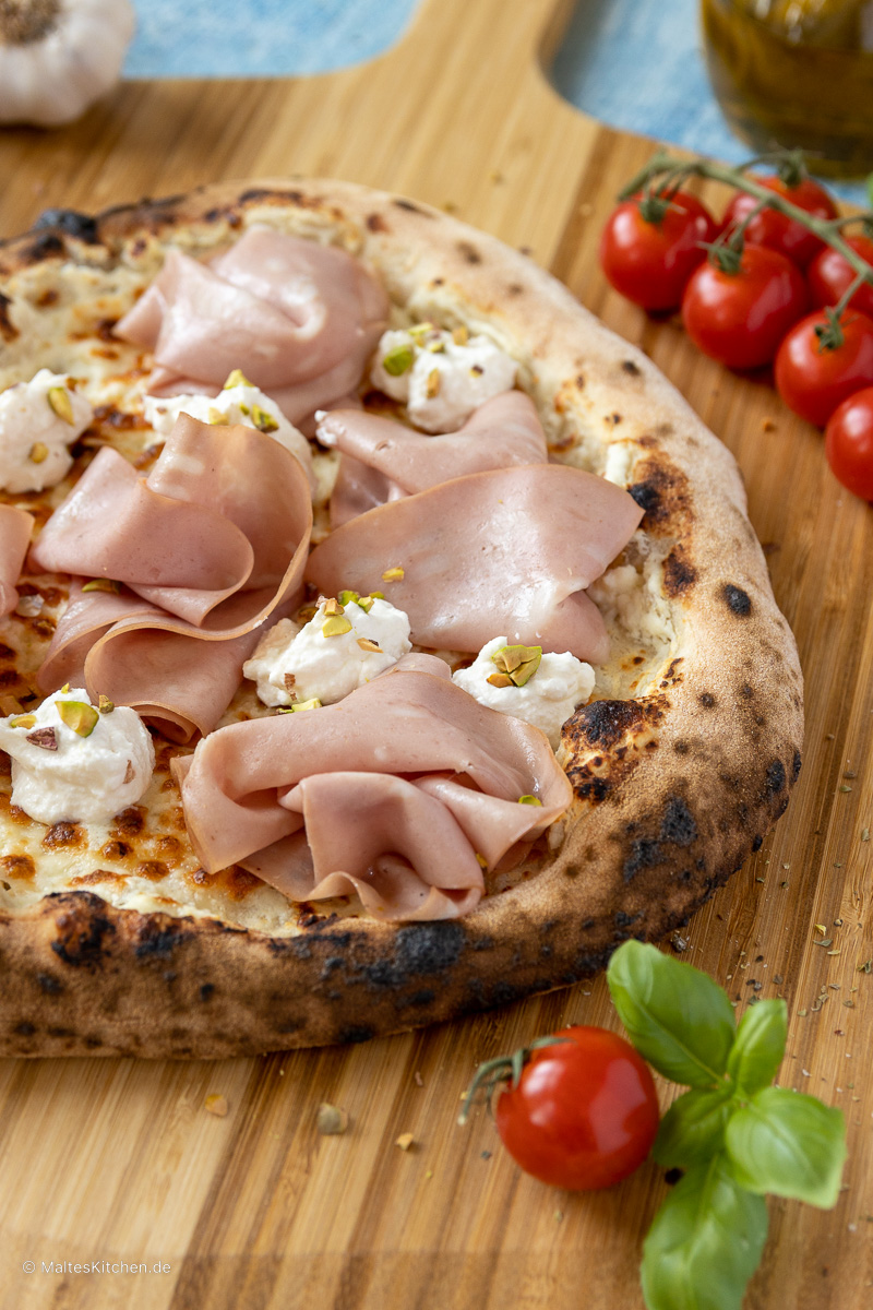 Italienische Pizza mit Mortadella.
