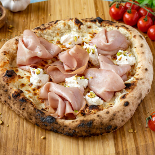 Weiße Pizza Mortadella mit Pistazien und Ricotta.