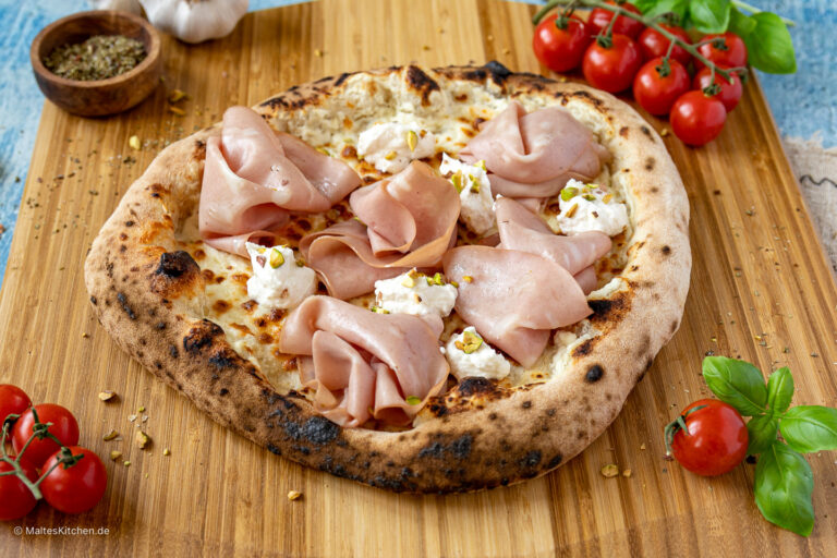 Weiße Pizza Mortadella mit Pistazien und Ricotta.