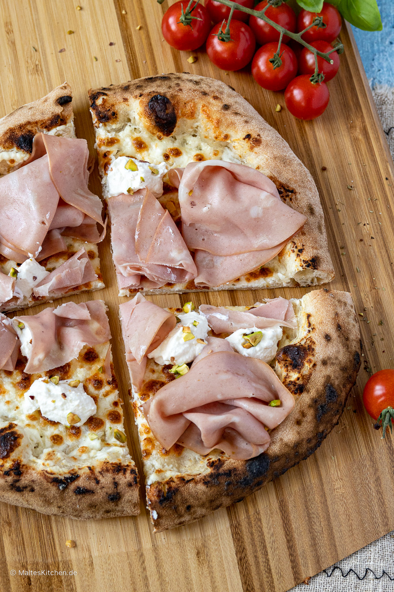Pizza mit Mortadella, Ricotta, Pistazien und Fior di latte.