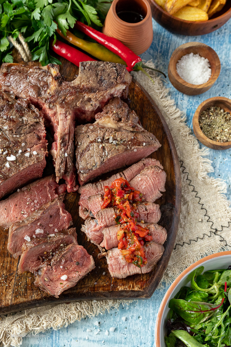 Saftiges gegrilltes Steak mit Paprika-Salsa.