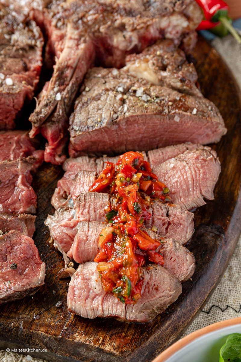 Steak mit Spitzpaprika-Salsa.