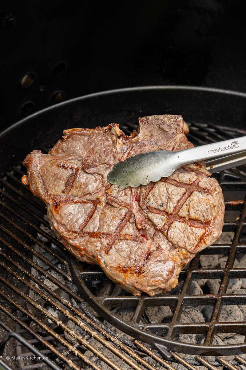 Steaks auf dem Kugelgrill grillen.