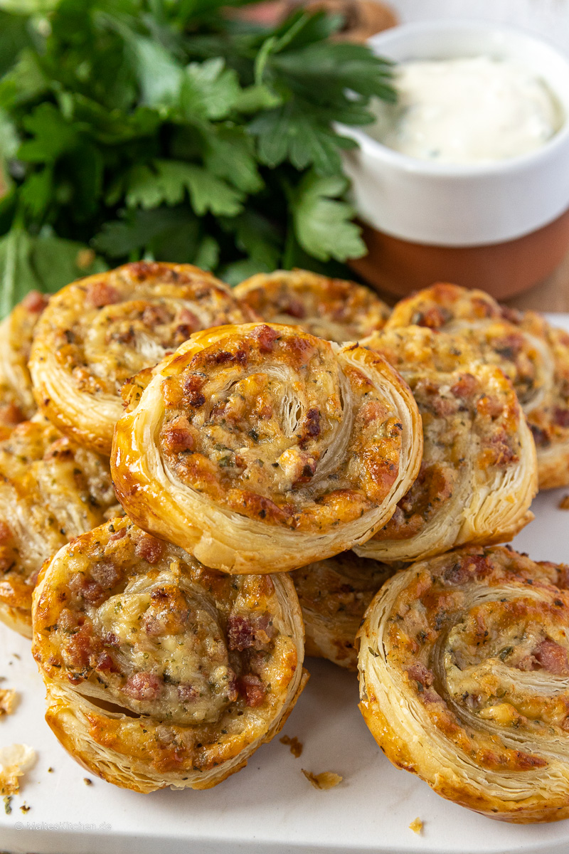 Herzhafte Blätterteigschnecken mit Schinken und Käse.