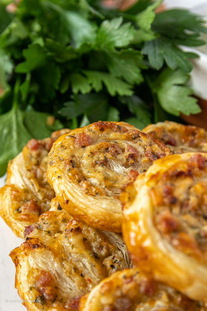 Knuspriger Blätterteig lecker gefüllt mit Schinken udn Käse.