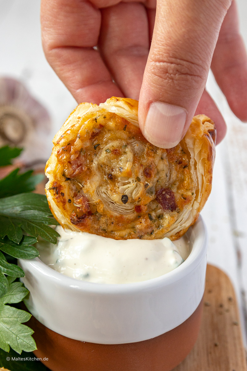 Blätterteigschnecken mit Sour Cream Dipp.
