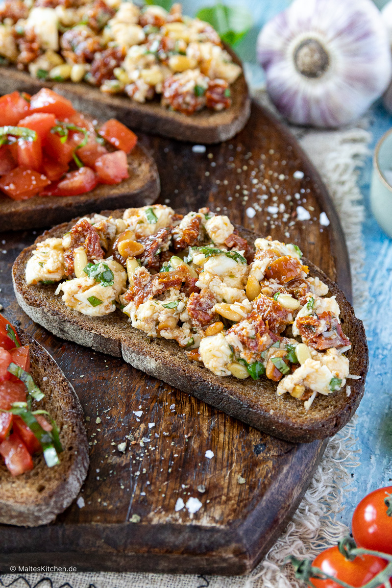 Bruschetta mit Mozzarella.