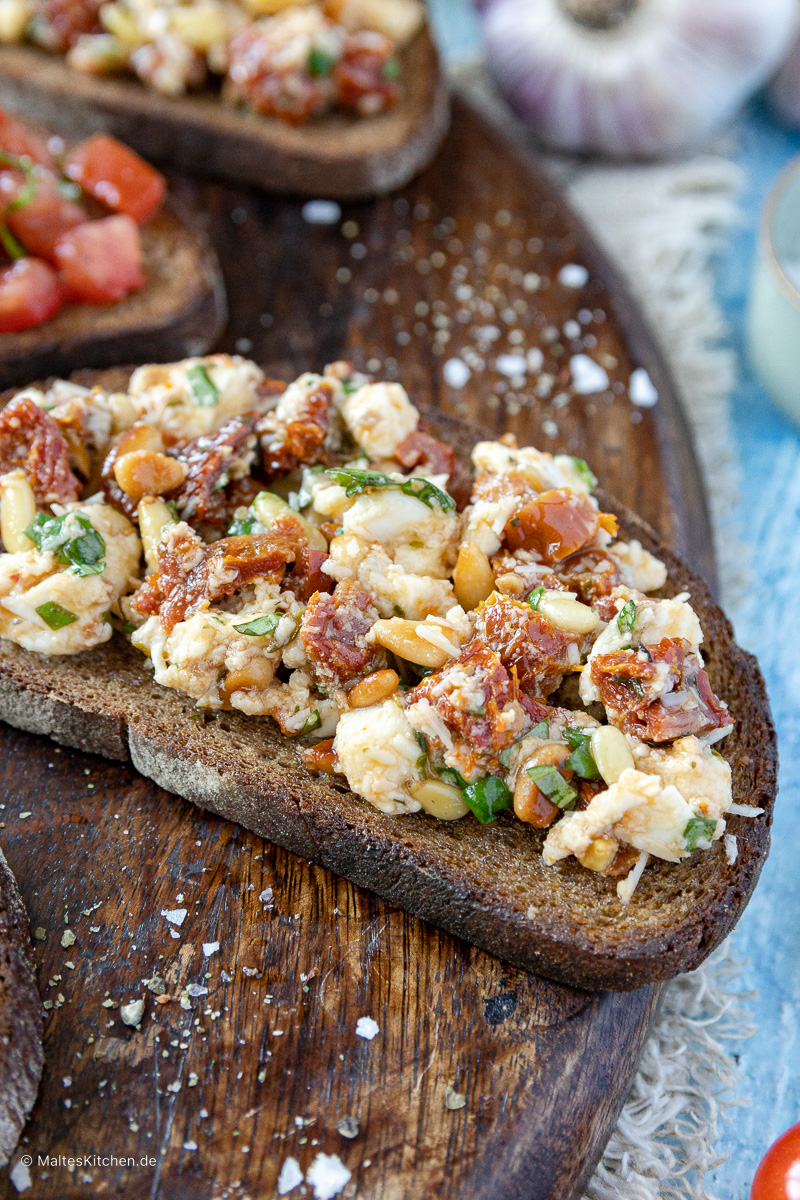 Bruschetta mit Mozzarella, getrockneten Tomaten und Pinienkernen.