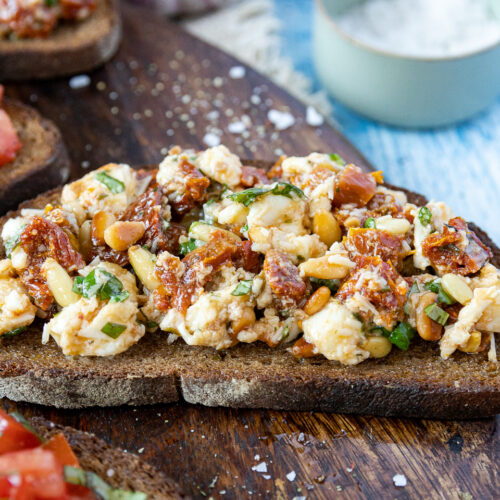 Bruschetta mit Mozzarella und getrockneten Tomaten