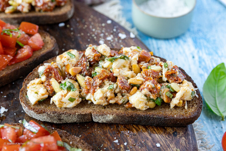 Bruschetta mit Mozzarella und getrockneten Tomaten