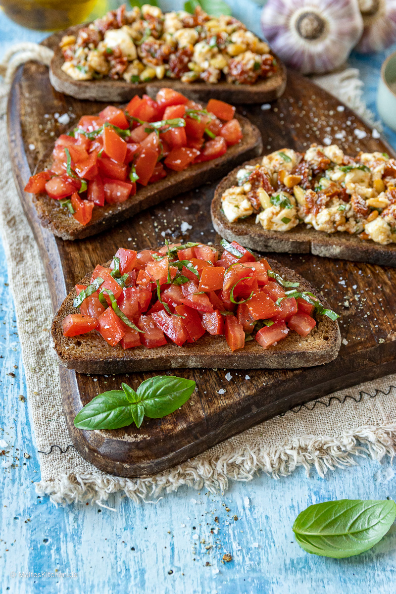 Bruschetta klassisch mit frischen Tomaten, Knoblauch und Basilikum