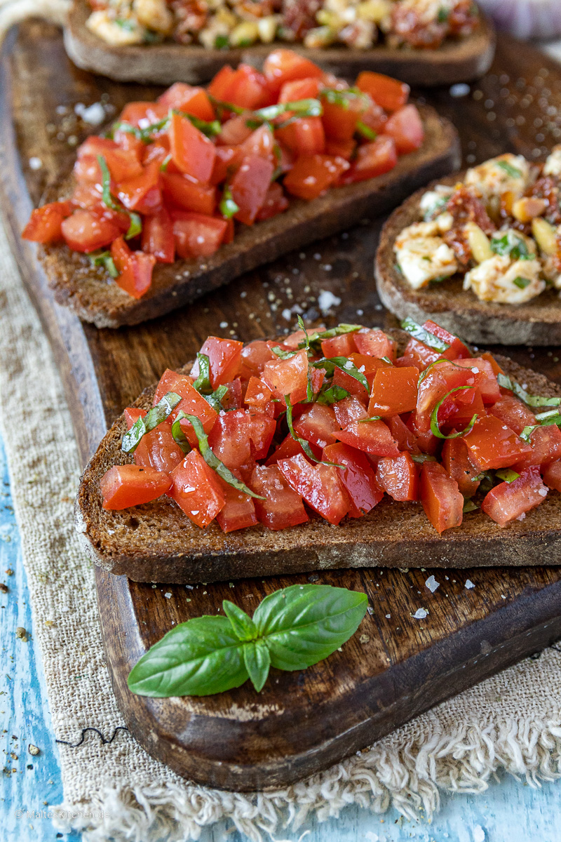 Leckeres Brot mit frischen Tomaten, Basilikum und Knoblauch.