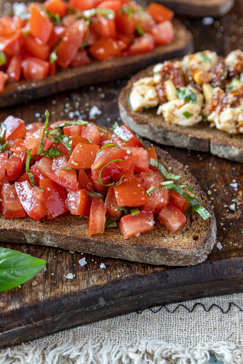 Leckere Bruschetta mit geröstetem Brot und Knoblauch.