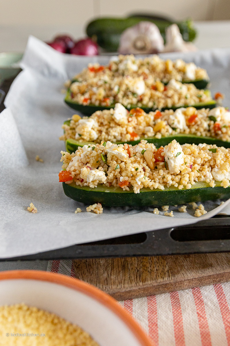 Zucchini mit Couscous-Salat und Feta gefüllt.