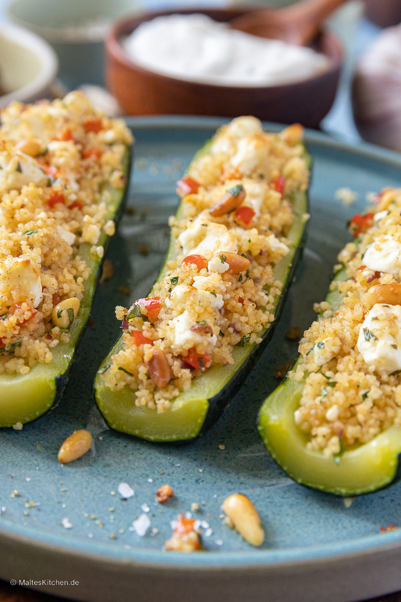 Leckere Zucchini mit Couscous-Salat im Ofen überbacken.