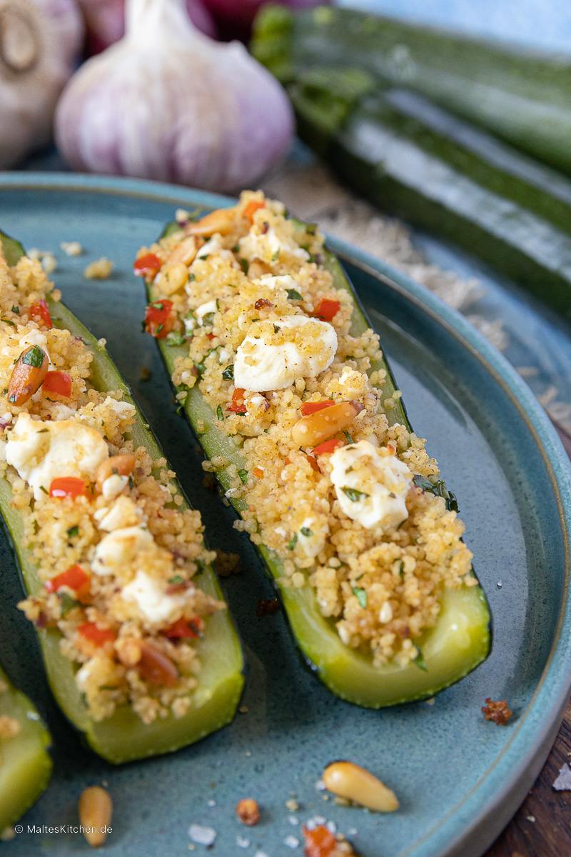 Lecker gefüllte Zucchini aus dem Ofen.