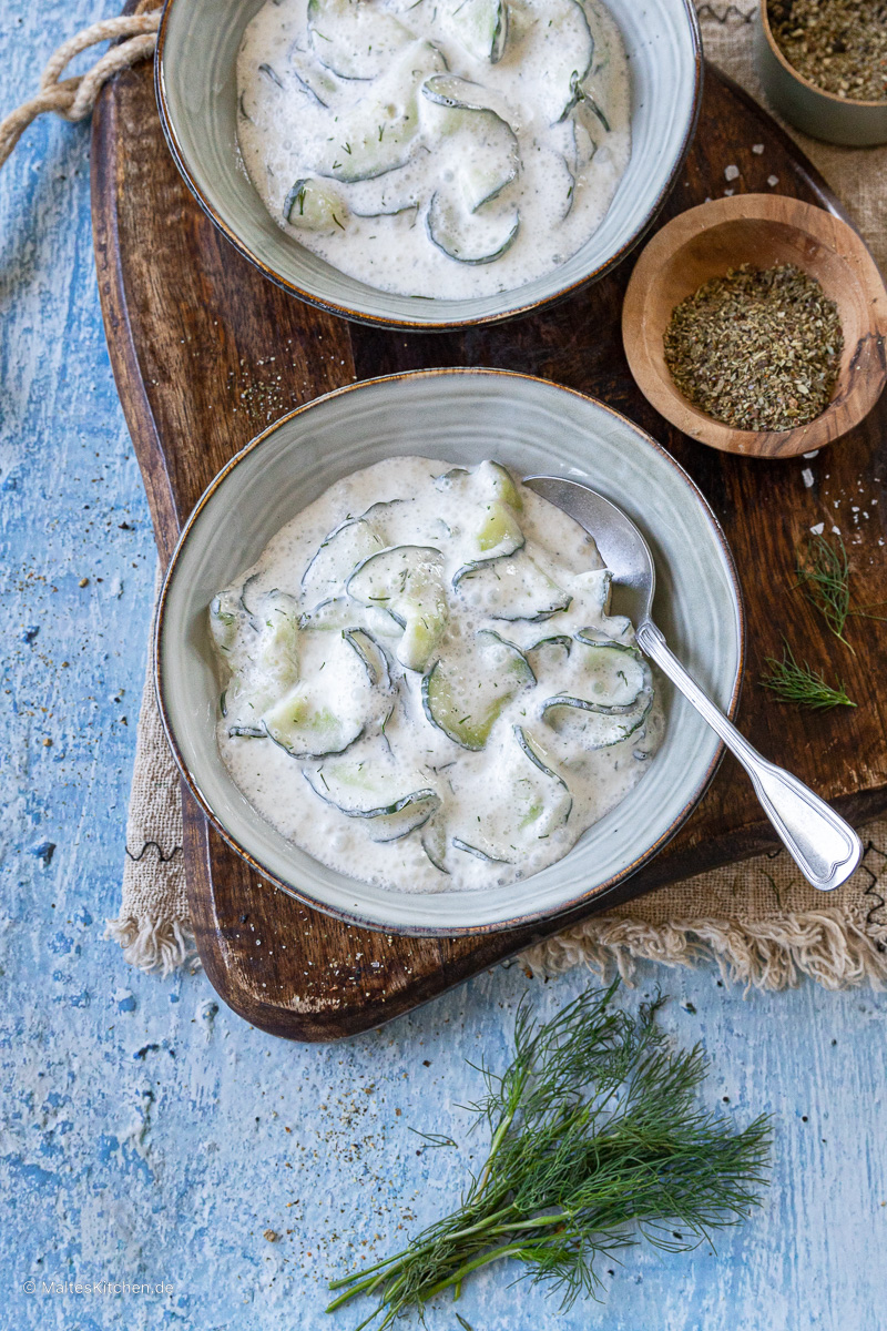 Erfrischender Salat mit Salatgurke und Joghurt Dressing.