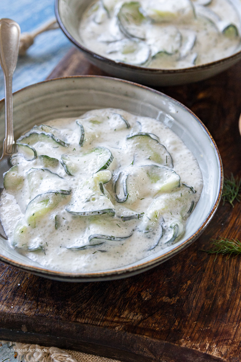 Gurkensalat mit Joghurt und saurer Sahne.