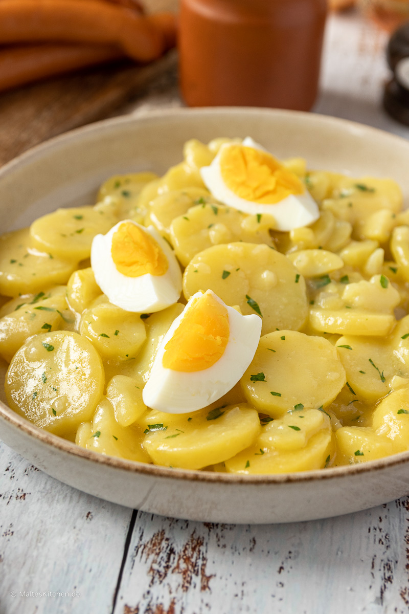 Kartoffelsalat mit gekochten Eiern.