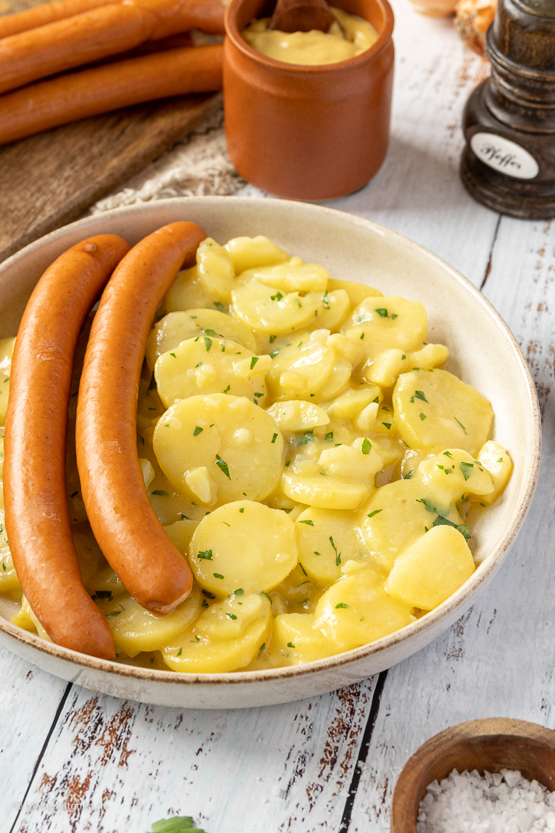 Kartoffelsalat mit Würstchen.