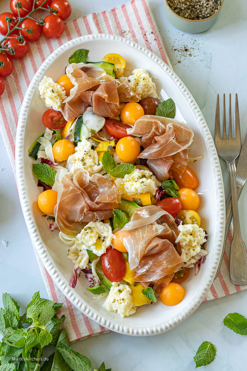 Italienischer Salat mit Fenchel, Radicchio, Melone und Parmaschinen.