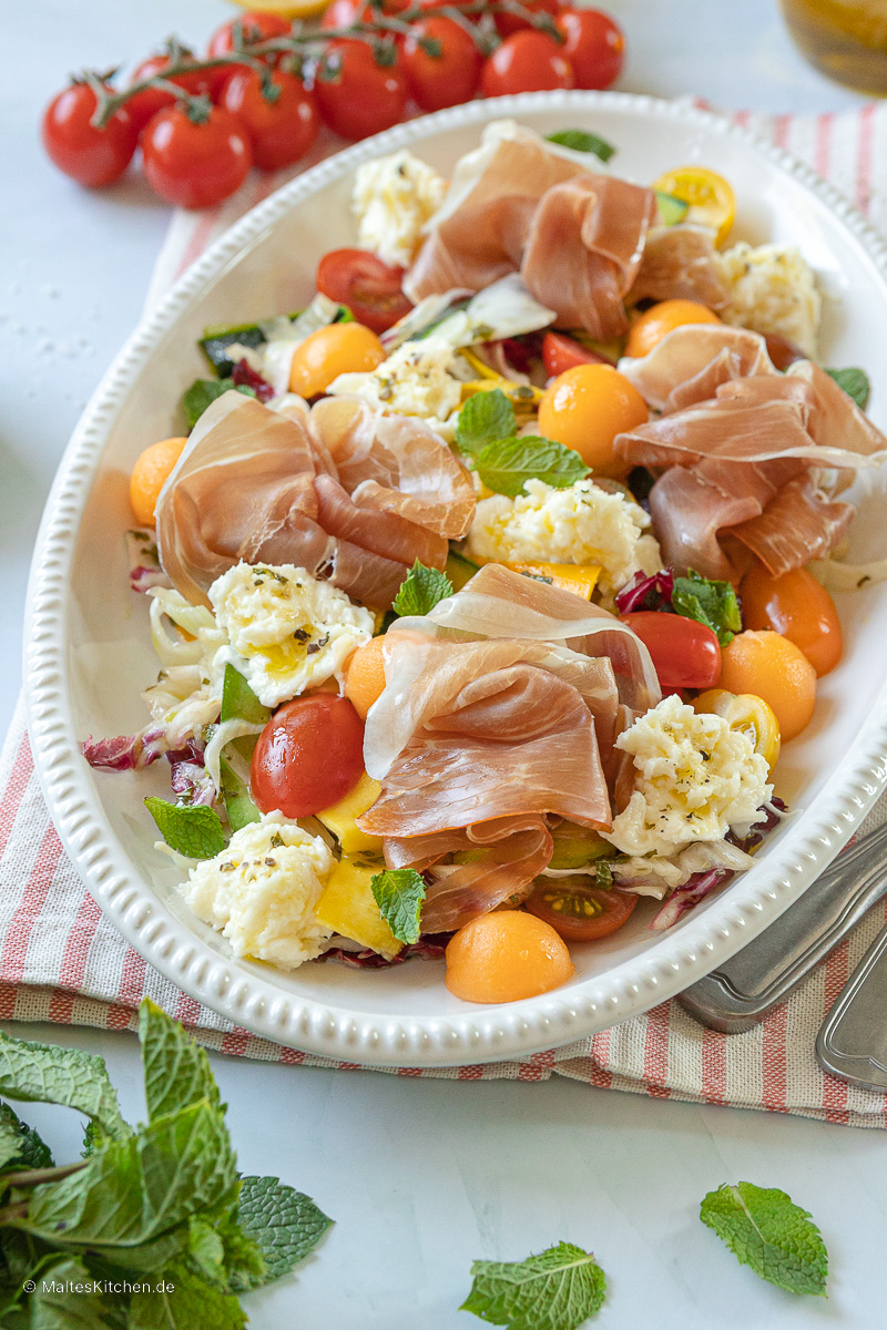 Sommerlicher Melonensalat mit Parmaschinken.