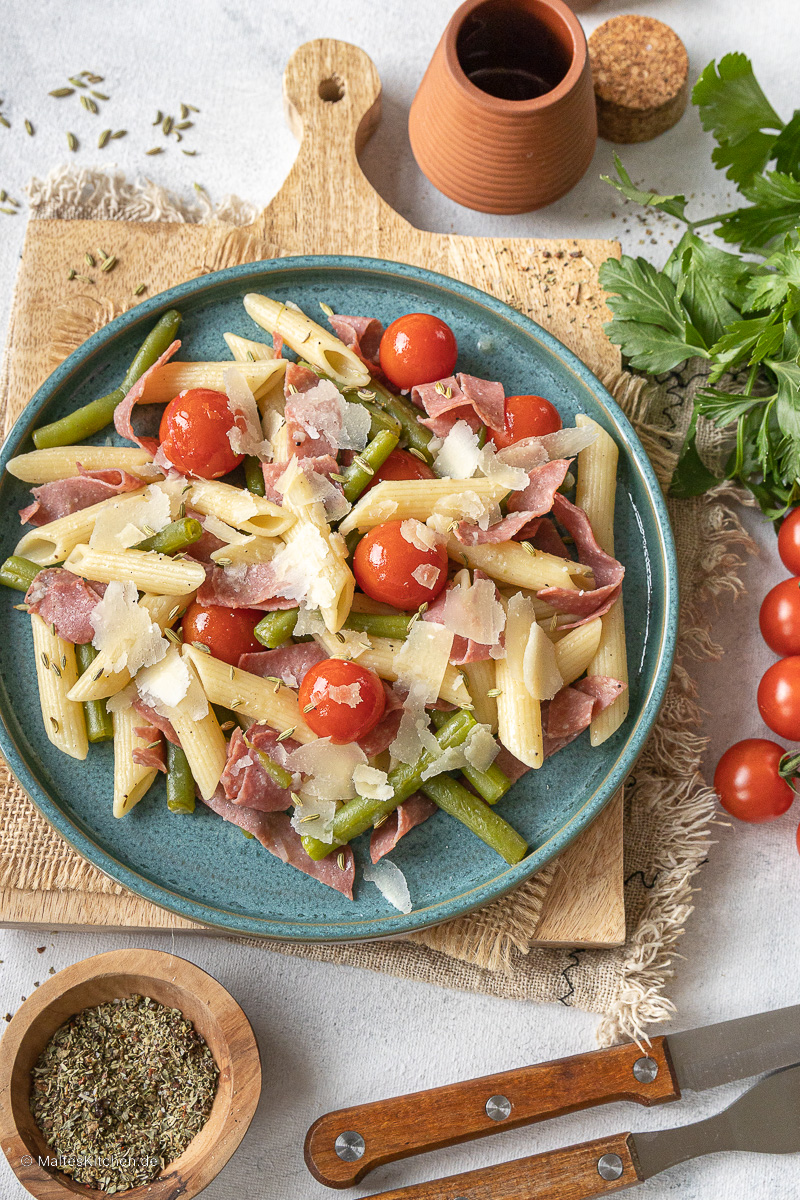 Penne mit Fenchelsalami, Kirschtomaten und grünen Bohnen