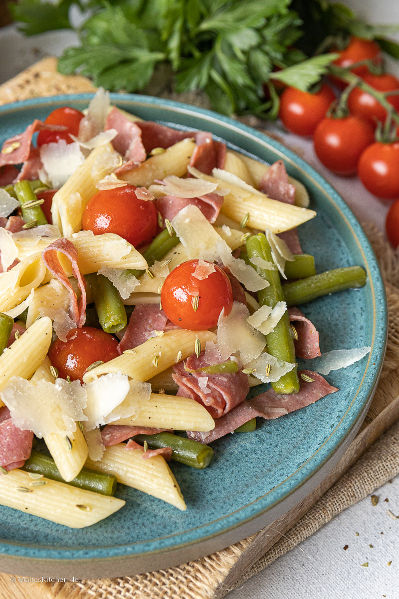 Pasta mit Salami und Bohnen
