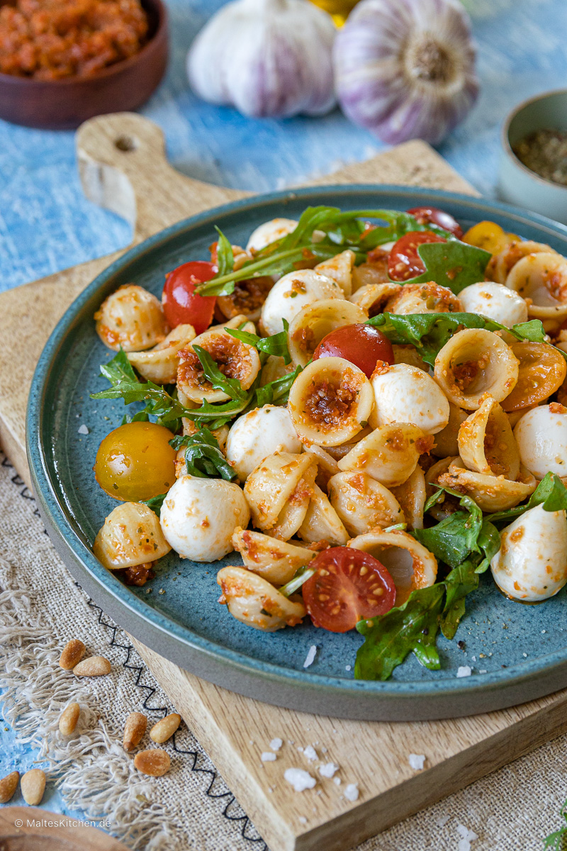 Mediterraner Nudelsalat mit Pesto.