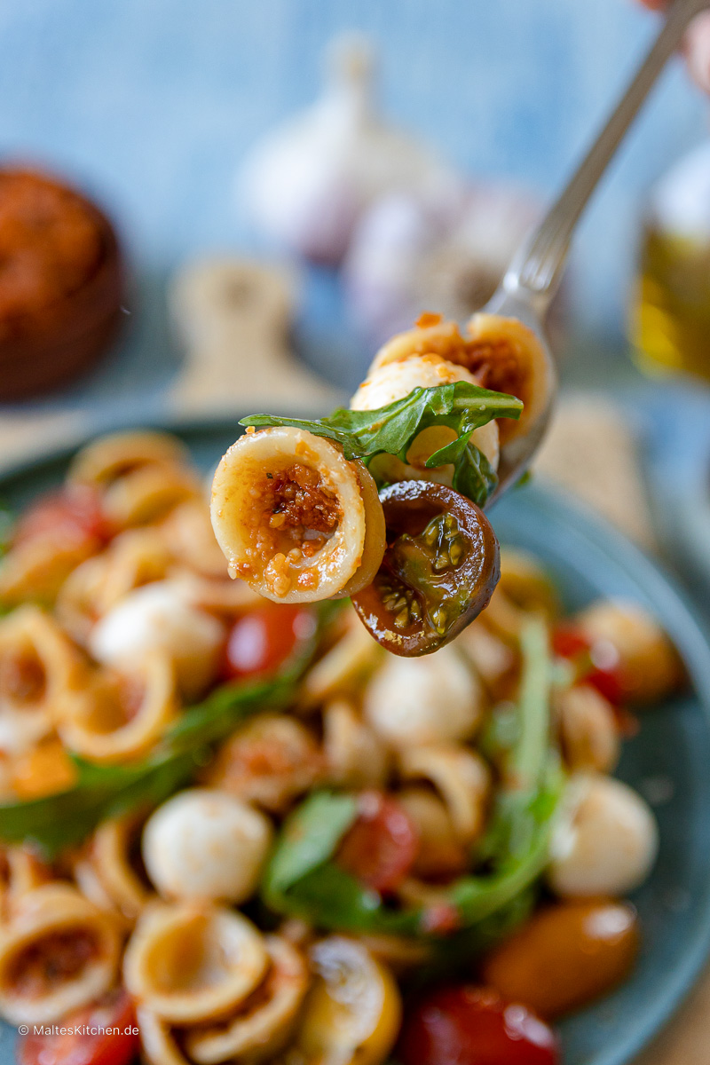 Leckerer Nudelsalat mit Pesto Rosso.