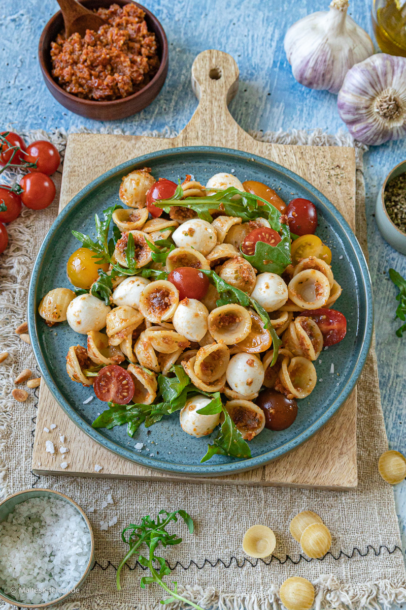 Super leckerer mediterraner Nudelsalat.